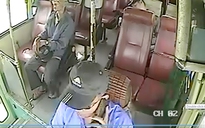 Người tố cáo tài xế xe buýt nghe điện thoại bị đuổi việc