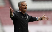 Mourinho: Lạc lõng, cô đơn giữa "bầy sói" FA