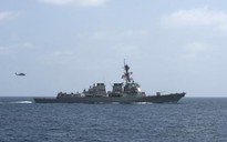 Tàu chiến Mỹ lại bị nhắm bắn ở Yemen