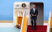 Cận cảnh Tổng thống Obama đặt chân xuống Tân Sơn Nhất