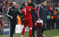 HLV Simeone bóp cổ Ribery, tát trọng tài bàn