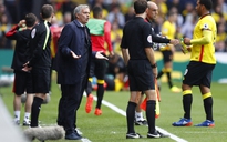 Mourinho gay gắt với trọng tài sau trận thua Watford