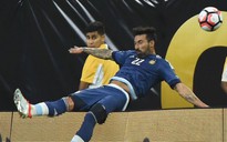 Cứu bóng, Lavezzi té gãy tay