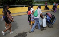 Túng quẫn, phụ nữ Venezuela vượt biên bán tóc