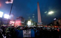 Dân Argentina đội mưa kêu gọi Messi quay lại tuyển