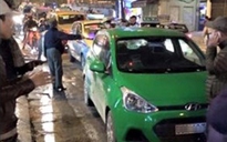 Tài xế taxi đạp cửa lao ra giữa phố hô “cướp”