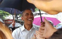 Tổng thống Obama đội mưa đi thăm người dân Hà Nội