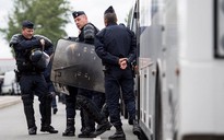 Pháp trục xuất 50 CĐV Nga, dọa bỏ tù 6 hooligan Anh