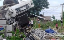 Xe tải lật úp khiến 3 người chết, 7 người bị thương