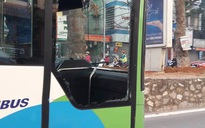 Xe buýt nhanh Hà Nội bị xe taxi tạt đầu vỡ tan kính