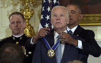 Ông Biden rơi nước mắt nhận "quà" bất ngờ từ TT Obama