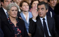 Pháp: Ưu ái vợ, ứng viên tổng thống tụt dốc