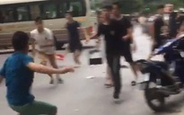 2 nhóm thanh niên cầm hung khí hỗn chiến trên phố trung tâm Hà Nội