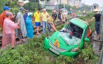 Qua đường sắt đón khách, taxi Mai Linh bị tàu hỏa tông nát