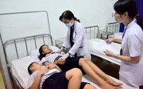 Ăn trưa sau lễ khai giảng, 106 học sinh có dấu hiệu ngộ độc