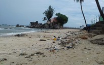 Phú Quốc: Mưa to, rác tràn ngập bãi biển Dinh Cậu