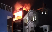 CLIP: Tòa nhà 5 tầng bốc cháy, đường Kỳ Đồng hỗn loạn