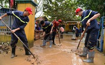 Xin bớt quay phim, chụp ảnh khi đi cứu trợ!