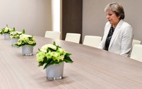 Xôn xao bức ảnh đơn độc của thủ tướng Anh tại đàm phán Brexit