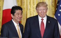 TT Trump không đeo thiết bị phiên dịch khi nghe ông Abe phát biểu