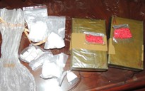 Bắt nhóm buôn lậu vác súng đạn đi tiêu thụ 12,5 bánh heroin