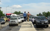 Hàng chục ô tô "vây" trạm thu phí Quán Hàu gây ách tắc giao thông