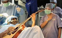 Bệnh nhân vừa phẫu thuật não vừa chơi ghi-ta