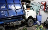 Xe container tông xe rác văng vào nhà dân