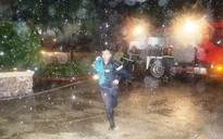 Cứu 7 nhân viên trực kẹt trong tòa nhà cháy đêm mưa bão