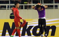 AFC phạt nặng thủ môn Nguyên Mạnh vì đạp lưng cầu thủ Indonesia