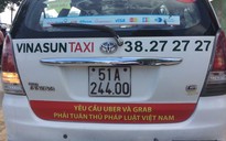 TP HCM: Taxi Vinasun dán bảng phản đối Uber, Grab