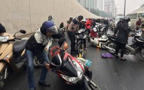 Hàng loạt người đi xe máy qua hầm chui Kim Liên ngã dúi dụi