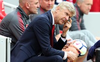 HLV Wenger trấn an fan Arsenal sau trận thua đậm Liverpool