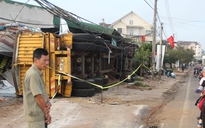 Xe chở bauxite lật nhào, đè sập 3 nhà dân ở Lâm Đồng