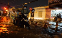 CSGT dầm mưa giúp dân qua đoạn ngập ở Sài Gòn