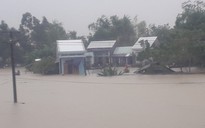Làng mạc Quảng Nam ngập chìm trong nước, thủy điện vẫn xả lũ