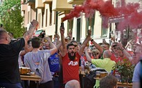M.U - Ajax: Fan "quỷ đỏ" quậy tưng trước giờ G