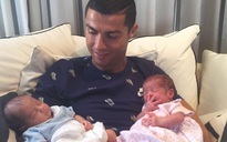 Ronaldo lần đầu khoe 2 con sinh đôi