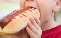 Bé 9 tuổi ngưng tim vì… ăn hot dog.