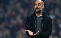 Man City suýt bị loại, Guardiola đổ thừa quả bóng