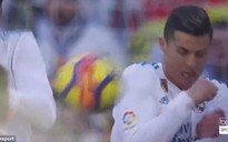 Hành động đẹp của Messi với Ronaldo ở El Clasico