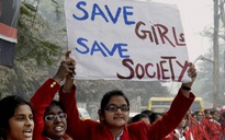 Ấn Độ: Thiếu nữ bị cưỡng hiếp tập thể, ném khỏi tàu