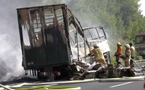 Húc đuôi xe tải, xe buýt chở 48 người cháy trơ khung