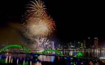 Pháo hoa giữa sông Hàn đón năm mới ở Đà Nẵng