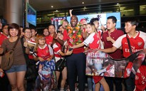 Sol Campbell trong vòng vây người hâm mộ Việt