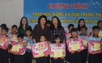 Phó Chủ tịch nước tặng quà trung thu cho trẻ em nghèo