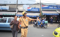 Xe ùn ùn về bến sau nghỉ lễ, CSGT dẫn người dân qua đường