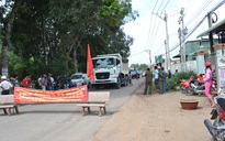 Hết cách, dân lại chặn xe tải vào mỏ đá Tân Cang