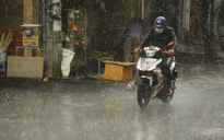Dự báo mưa mới phát tin, người Sài Gòn đã ướt sũng