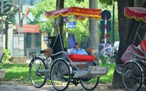 Muôn kiểu chống chọi nóng kinh người trên 40 độ C ở Hà Nội